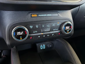 https://vehicle.imgix.net/4251604/61044f6b-7410-4cd4-8edb-f981b50c9e24.jpg