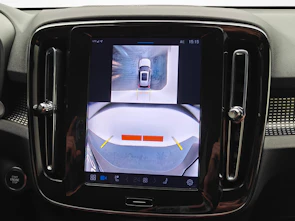 Fahrzeugbild VOLVO XC40 2.0 B3 MH Plus Dark