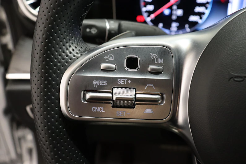 Fahrzeugbild MERCEDES-BENZ E 300