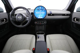https://vehicle.imgix.net/4254561/e9b783cb-529a-4aaa-8299-1af4c3b5d5c7.jpg