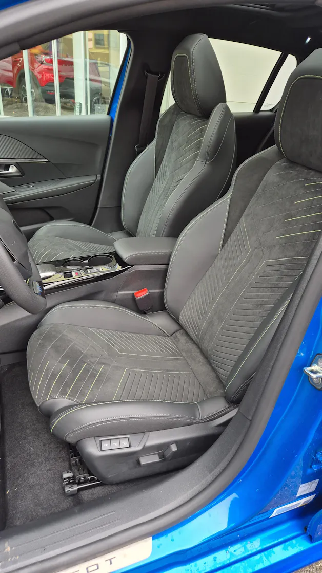 Peugeot 208 1.2 MHEV GT Helvetia (444)
