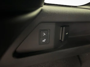 https://vehicle.imgix.net/4255116/8f0734ef-9f1a-4af8-9f89-f7399f751ef5.jpg