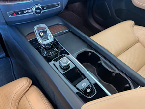 image du véhicule VOLVO XC60 2.0 T8 TE Ultimate Dark eAWD