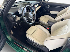 https://vehicle.imgix.net/4255413/b92972cb-0527-4945-8562-9f45337a15b7.jpg