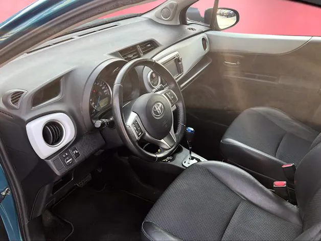 Toyota Yaris 1.5 VVT-i HSD Sol Premium