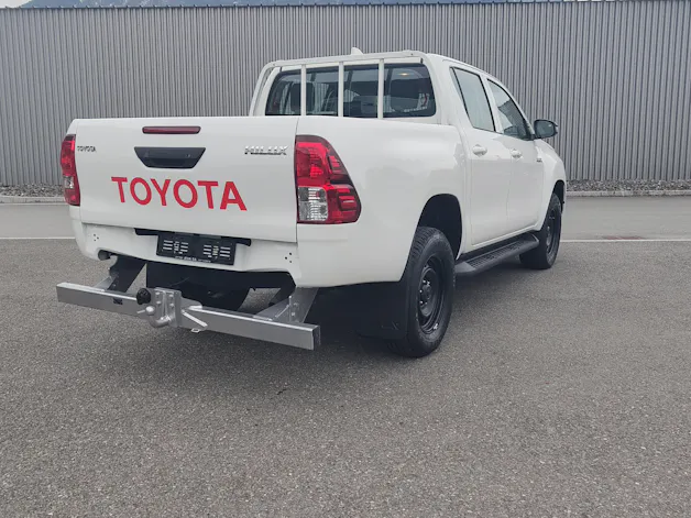 Toyota Hilux 2.8d Comfort Double Cab 4x4 avec crochet d'attelage fixe 3'500 kg (DTC Emil Frey)