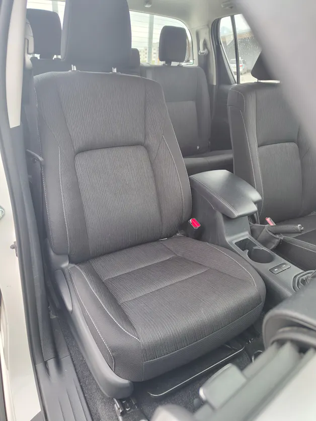 Toyota Hilux 2.8d Comfort Double Cab 4x4 avec crochet d'attelage fixe 3'500 kg (DTC Emil Frey)