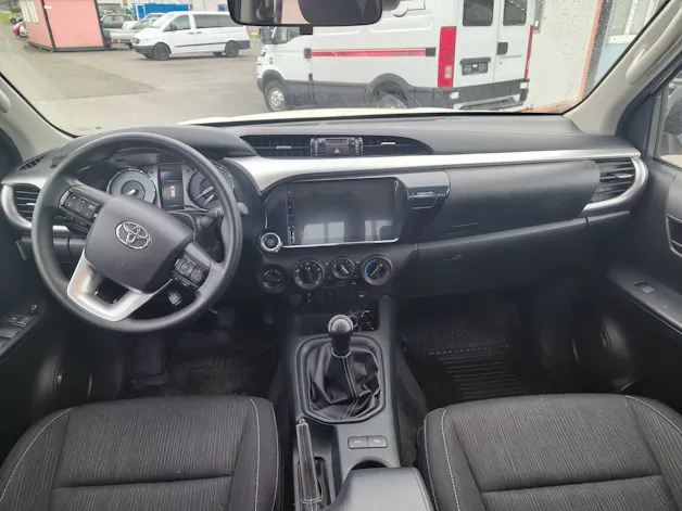 Toyota Hilux 2.8d Comfort Double Cab 4x4 avec crochet d'attelage fixe 3'500 kg (DTC Emil Frey)