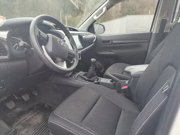 Toyota Hilux 2.8d Comfort Double Cab 4x4 avec crochet d'attelage fixe 3'500 kg (DTC Emil Frey)