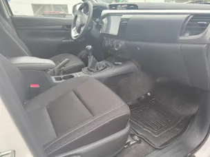 Toyota Hilux 2.8d Comfort Double Cab 4x4 avec crochet d'attelage fixe 3'500 kg (DTC Emil Frey)
