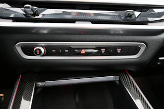 https://vehicle.imgix.net/4257492/05a59340-40b4-45b0-a0f7-5cccb50d17e3.jpg