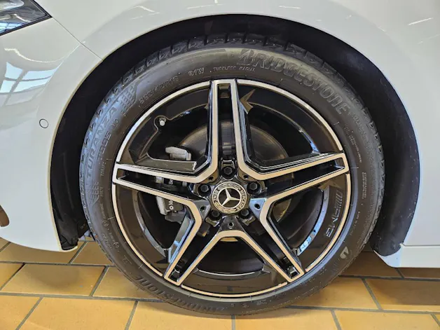 MERCEDES-BENZ A 200 AMG Line