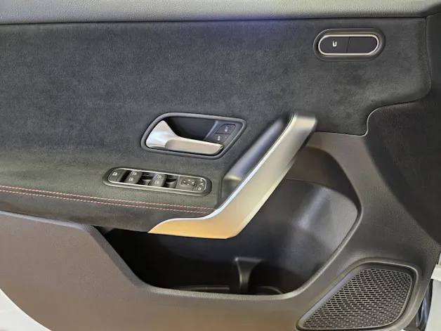 MERCEDES-BENZ A 200 AMG Line