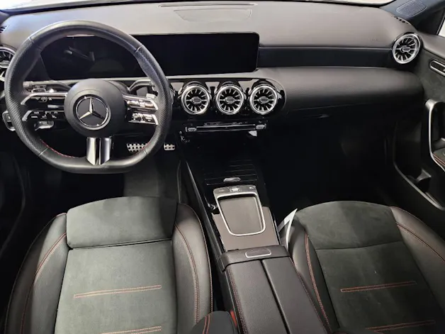 MERCEDES-BENZ A 200 AMG Line