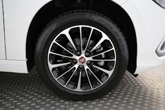 https://vehicle.imgix.net/4258279/f2adfa27-2b56-496f-a98a-8e37614aaa06.jpg