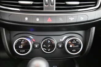 https://vehicle.imgix.net/4258284/bfea1f28-5646-471f-91a9-9533139b91b9.jpg
