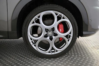 https://vehicle.imgix.net/4258352/ae2661a6-c87b-4f85-8e28-94bbd93f34d4.jpg