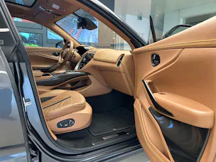 Aston Martin DBX 707