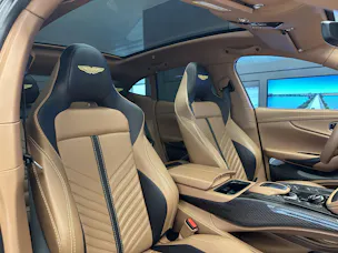 Aston Martin DBX 707