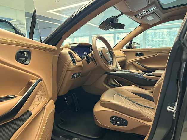 Aston Martin DBX 707