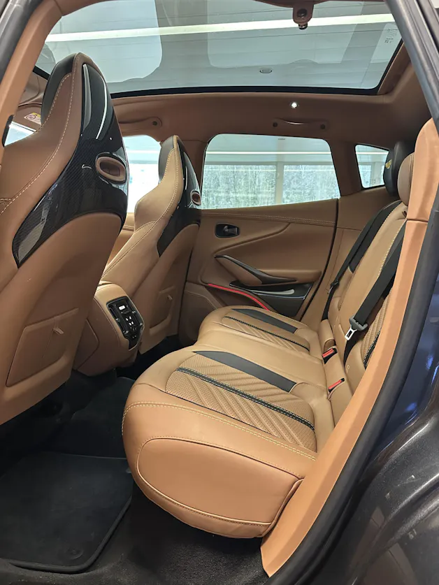 Aston Martin DBX 707