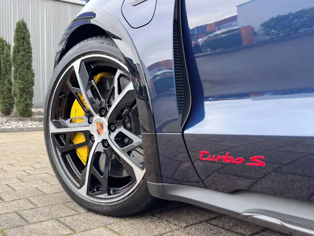 Porsche Taycan Turbo S Cross Turismo
