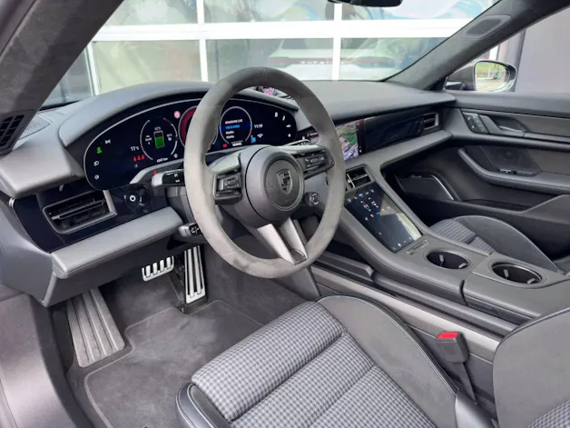 Porsche Taycan Turbo S Cross Turismo