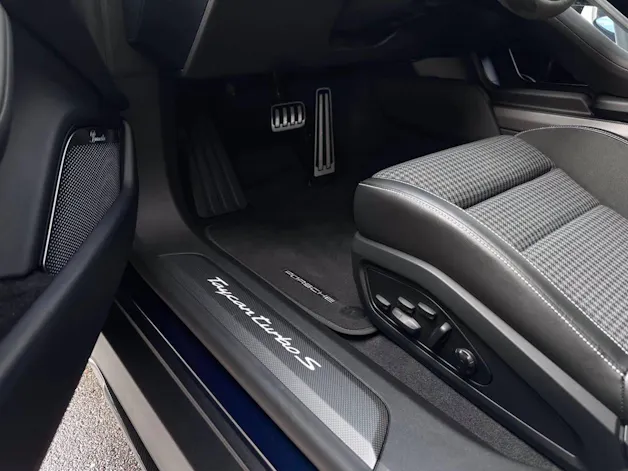 Porsche Taycan Turbo S Cross Turismo