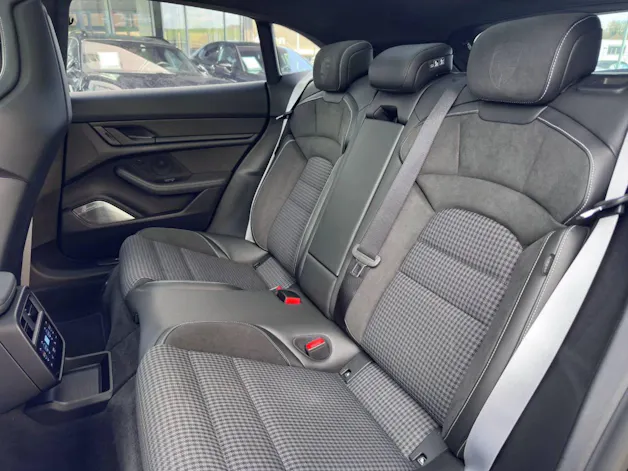 Porsche Taycan Turbo S Cross Turismo