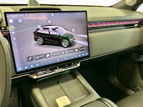 https://vehicle.imgix.net/4260100/8b666ed3-094c-4fd9-9063-a0b9a8912dc3.jpg