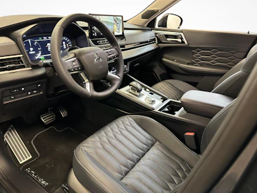 MITSUBISHI OUTLANDER 4