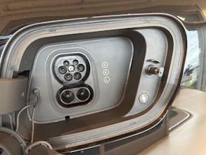 https://vehicle.imgix.net/4261354/dbd27d97-f8df-4097-b165-0db055a581ca.jpg