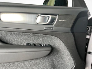 image du véhicule VOLVO XC40 2.0 B3 MH Plus Dark