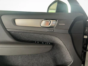image du véhicule VOLVO XC40 2.0 B3 MH Plus Dark