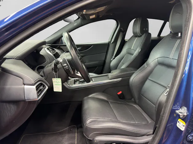 Jaguar XE 2.0 T 300 R-Dynamic Black AWD