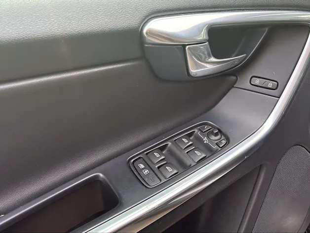 Volvo XC60 2.4 D5 Mom. R-Design AWD S/S