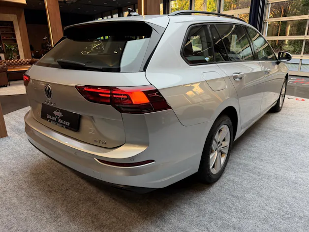 VW Golf VIII Variant 1.0 eTSI Life DSG