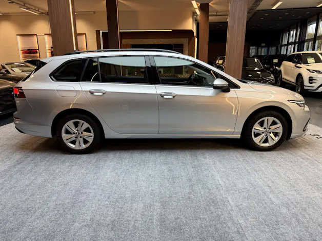 VW Golf VIII Variant 1.0 eTSI Life DSG