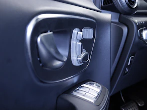 Fahrzeugbild MERCEDES-BENZ V 300 d Swiss Edition AMG Line lang Van