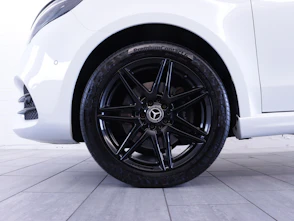 Fahrzeugbild MERCEDES-BENZ V 300 d Swiss Edition AMG Line lang Van