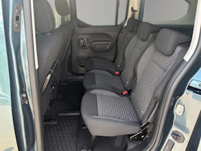 https://vehicle.imgix.net/4269445/44b03610-2481-4d2a-9942-d4709c94b2f1.jpg