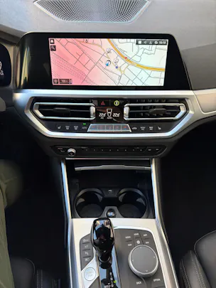 BMW 330e xDrive SAG