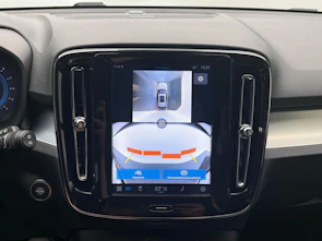 Fahrzeugbild VOLVO XC40 2.0 B3 MH Plus Dark