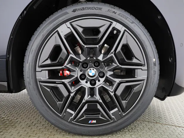 BMW iX M70