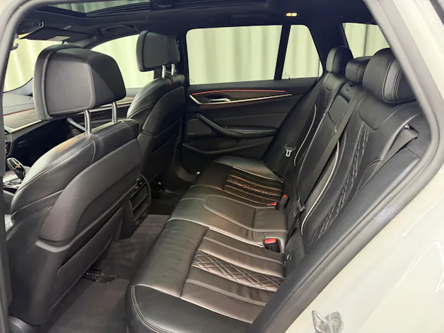 BMW 540i xDrive Touring Luxury Line Steptronic