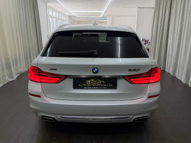 BMW 540i xDrive Touring Luxury Line Steptronic