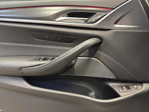 BMW 530e xDrive paddles
