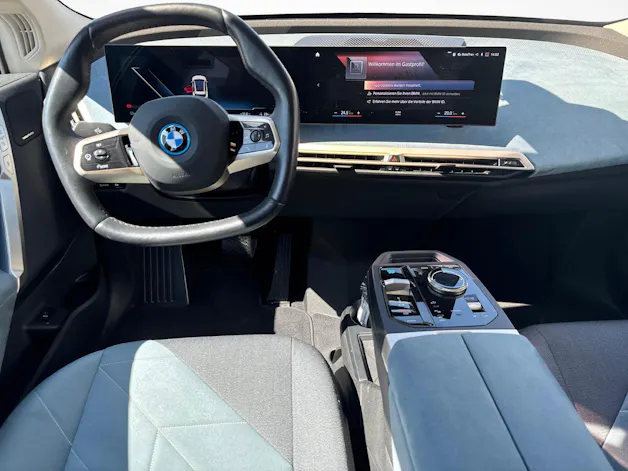 BMW iX xDrive50 / Jetzt mit attraktivem 0.99% Leasing!
