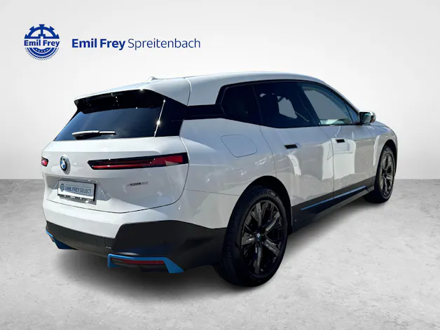 BMW iX xDrive50 / Jetzt mit attraktivem 0.99% Leasing!