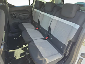 https://vehicle.imgix.net/4272822/61a4133d-75f0-421f-b5bc-c04d2c32cd1f.jpg